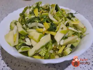 Зелений овочевий салат з яблуком, авокадо та медовим сашем