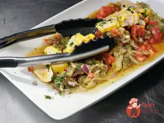 Курка з печеними баклажанами та лимонним соусом