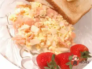 Омлет з копченим лососем, мацою та кропом