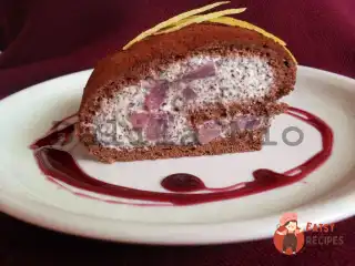 Бісквітний рулет з винними грушами та маковим кремом