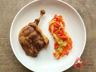 Качині ніжки з тушкованими овочами