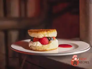 Хрусткі блін-кейки з ягодами та білим шоколадом