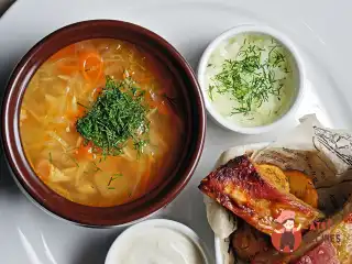 Щи із квашеної капусти з копченими реберцями