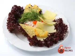 Салат із сьомги з овочами та сиром