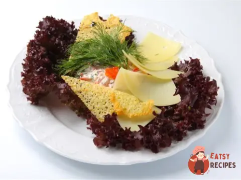 Салат із сьомги з овочами та сиром