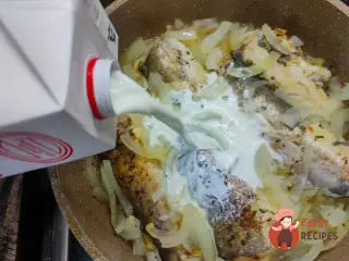 Крок 8: Хек із цибулею в молоці