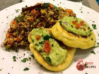 Кускус із запеченими овочами та оладками з кукурудзяного борошна та соусом з авокадо