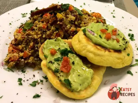 Кускус із запеченими овочами та оладками з кукурудзяного борошна та соусом з авокадо