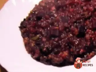 Гречка з буряком, курячими сердечками та філе