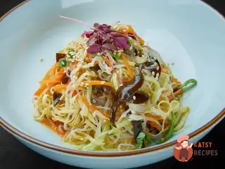 Салат із тонкого тофу з огірком, кінзою під гострим соусом