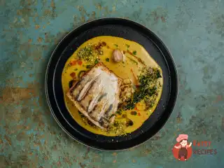 Стейк із судака з кольоровою капустою та соусом каррі.