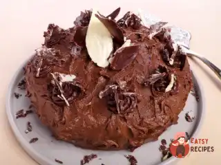 Шоколадний торт з малиною та трюфелями