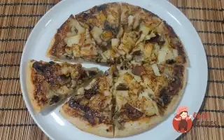 Постний пиріг з картоплею, грибами та цибулею