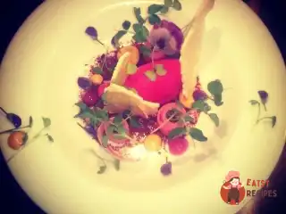 Суфле з мусом з тунця та соку буряків, з імбирно-лимонним кремом