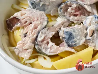 Крок 10: Скумбрія з картоплею в духовці
