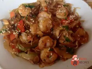 Фунчоза з креветками та овочами