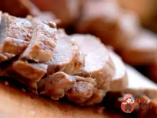 Тушкована свинина з молоком та травами