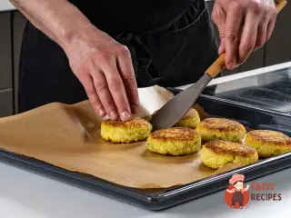 Крок 10: Котлети з капустою з гострим соусом