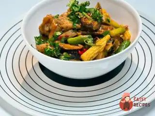 Свинина зі спаржею та грибами шиїтаке