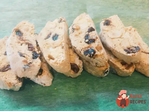 Біскотті з лісовими горіхами та журавлиною
