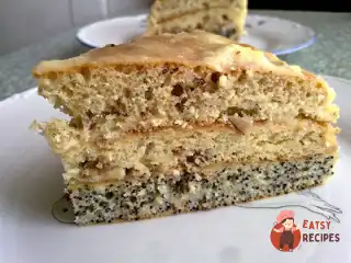 Тришаровий торт з горіхами, родзинками та маком
