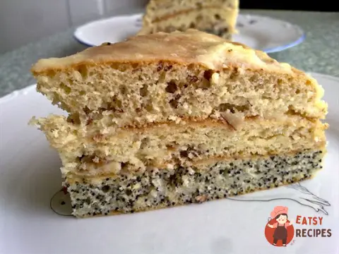 Тришаровий торт з горіхами, родзинками та маком