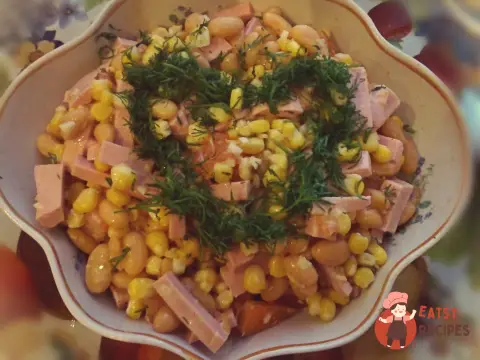 Салат з квасолею, шинкою та сухариками