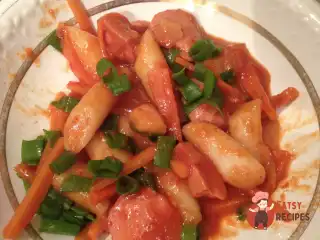 Корейські рисові брусочки токпоки з сосисками, адаптований рецепт