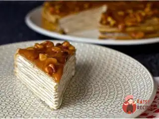 Млинець з бананів з йогуртом і глазур'ю з волоського горіха.