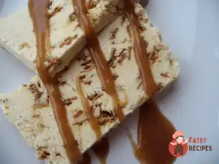 Семіфреддо з карамелізованим мигдалем та коричним соусом