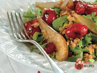 Теплий салат із сочевиці з грушею та печеними томатами