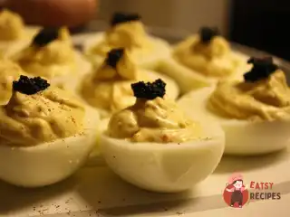 Яйця з лимонною цедрою та ікрою