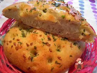 Фокачча з часником та розмарином