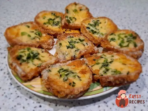 Грінки з сиром і зеленню на сковороді