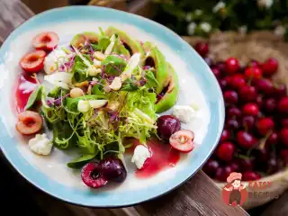 Хрусткі листя салату з черешні і Макадамія.