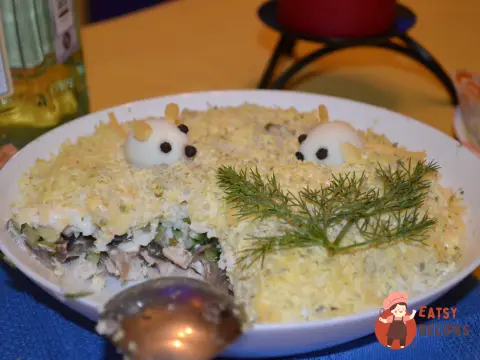 Листковий салат з куркою та грибами