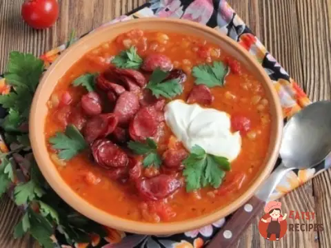 Густий томатний суп із копченими ковбасками