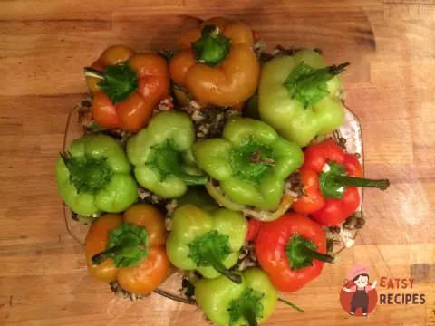 Перець, фарширований запеченими овочами з рисом та сочевицею.