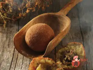 Картопляний колобок із копченим гусем