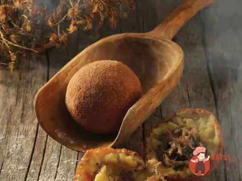 Картопляний колобок із копченим гусем