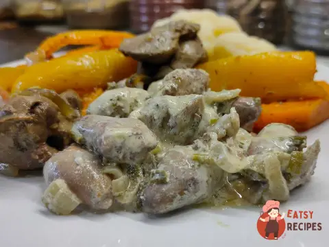 Курячі серця, тушковані з овочами у сметанному соусі