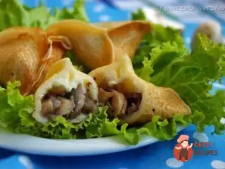 Млинці на дріжджах з грибами та сиром