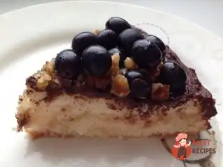 Торт з виноградом та волоськими горіхами