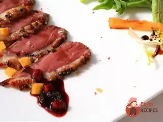 Смажена качка з соусом з червоної смородини.