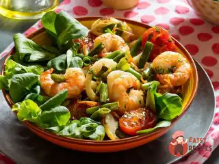 Теплий салат з морепродуктами та квасолею