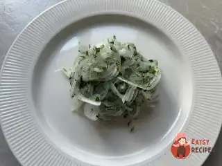 Маринована цибуля з кропом