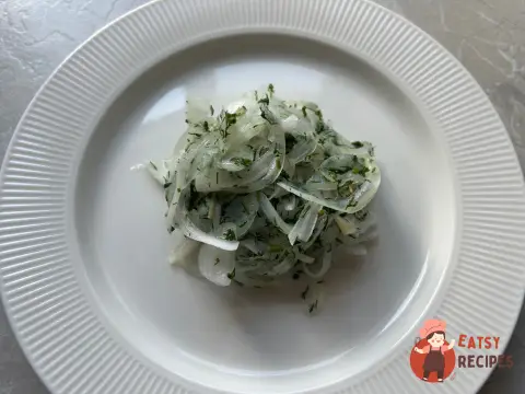 Маринована цибуля з кропом