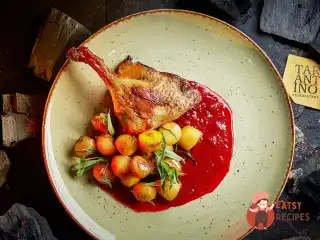 Качка з печеними яблуками, грушею та кизиловим соусом