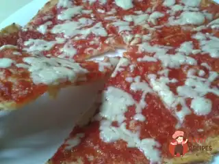 Піца "Маргарита" з домашнім соусом з томатів