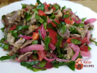 Салат з курячими шлуночками та травами